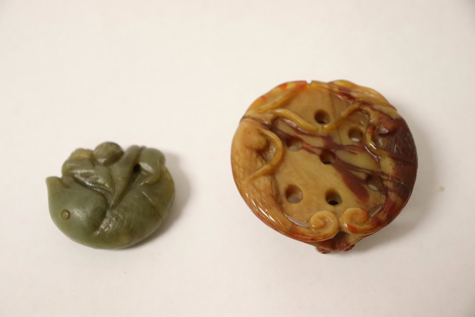 An agate carved belt buckle, & a celadon jade ornament (1 of 11)