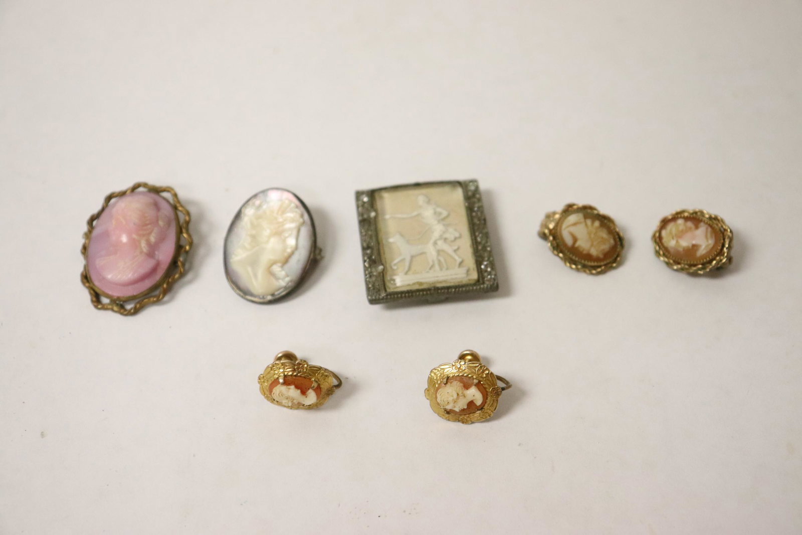 Lot of Victorian cameo jewelry: Lot of Victorian cameo jewelry, 0.63"x0.55" - 1.15"x1.1"