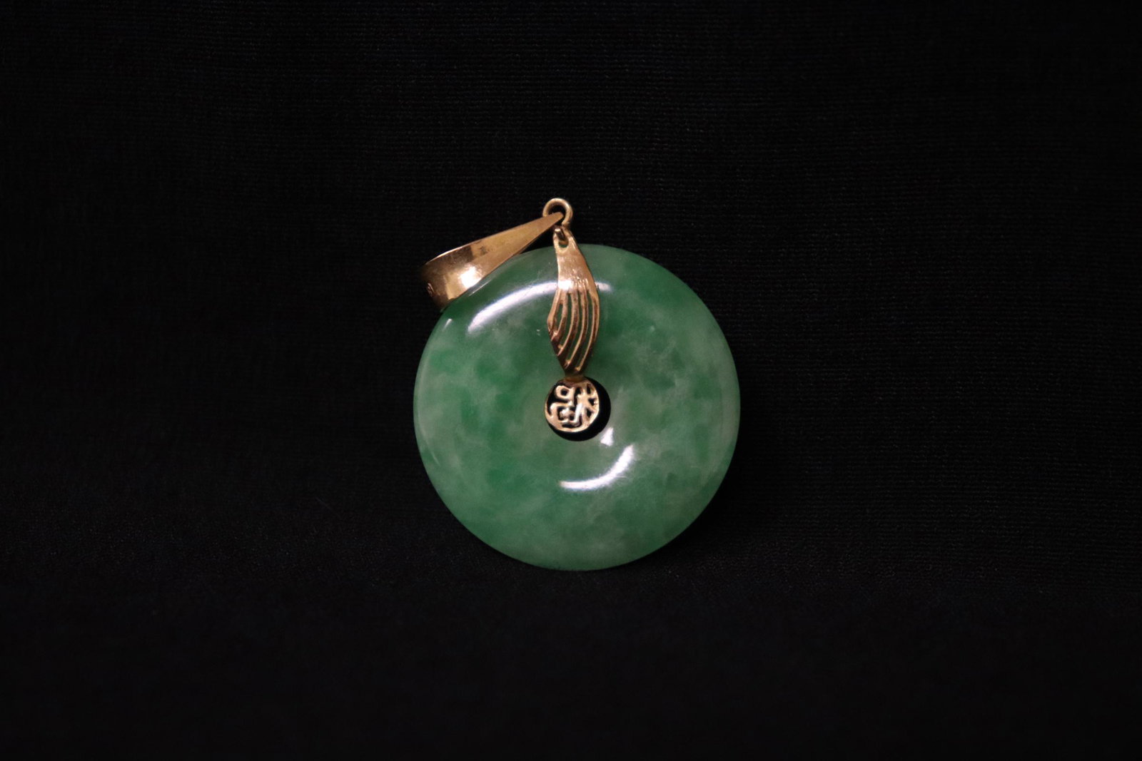 apple green jadeite disc with 18K Y/G hook: A beautiful apple green jadeite disc with 18K Y/G hook, jadeite disc measures approx. 30mm in diameter