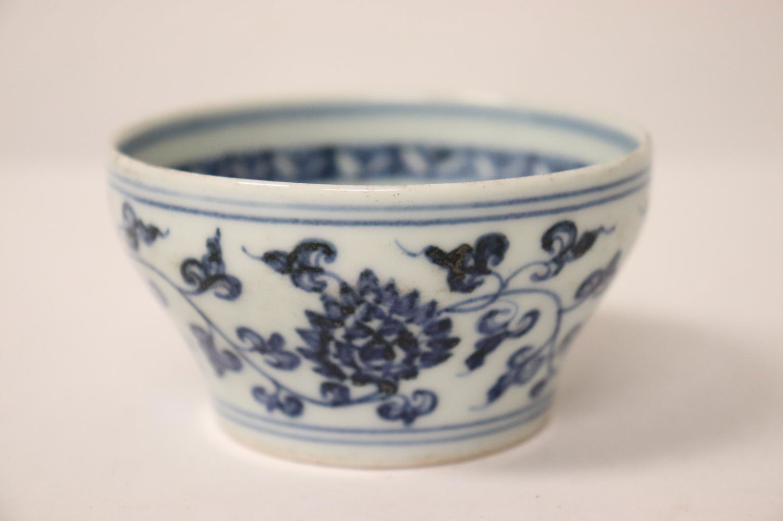 A fine blue and white tea cup: A fine blue and white tea cup, 1.85"Hx3.4"dia