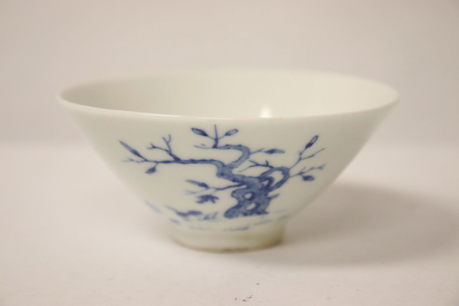 A blue and white tea cup: A blue and white tea cup, 1.7"Hx3.7"dia