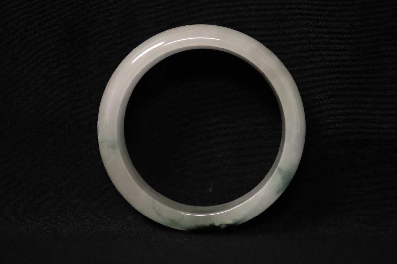 Chinese jadeite like bangle: Chinese jadeite like bangle, 0.65"x2.95"od(2.33"id)