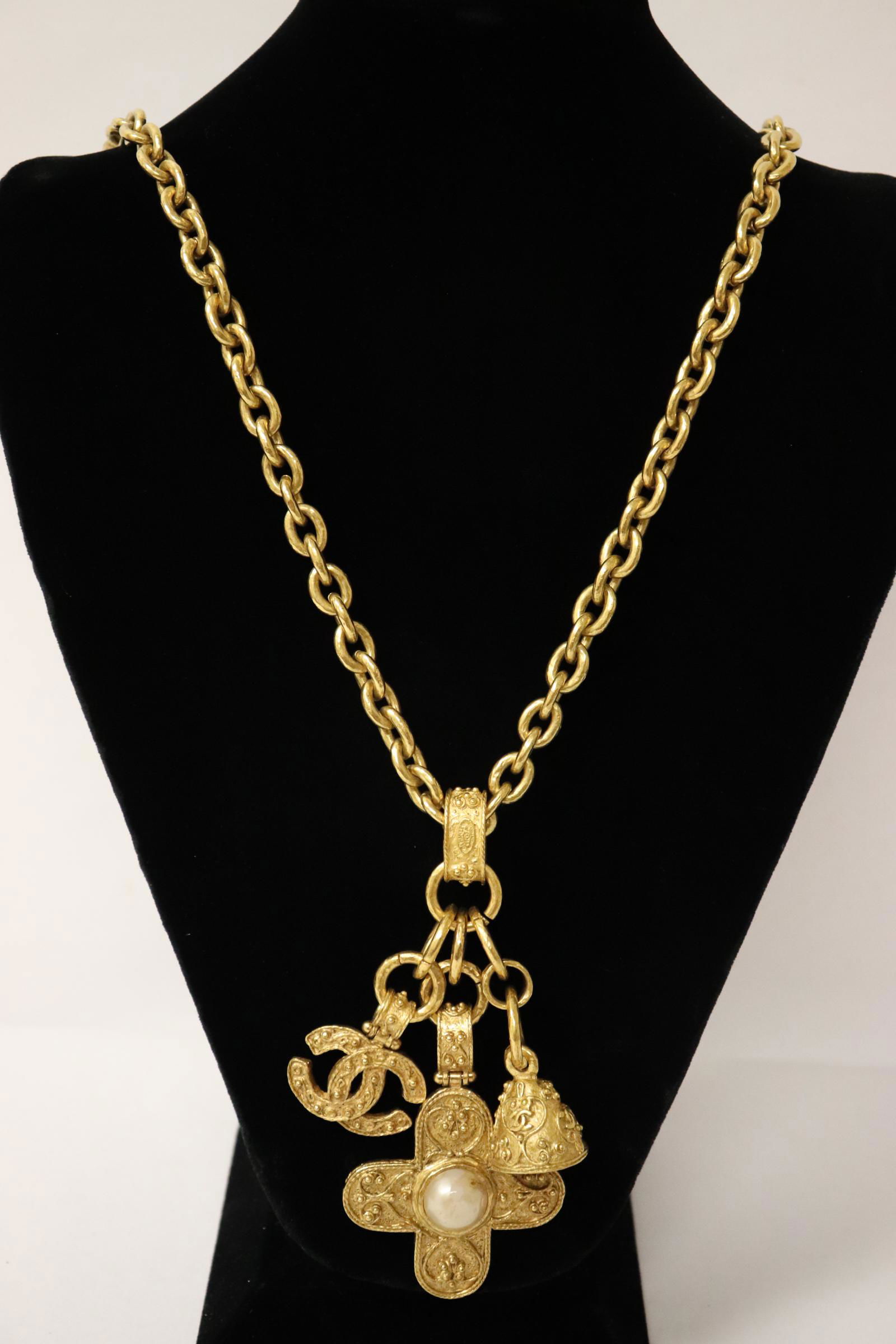 A genuine long fashion necklace by Chanel (1 of 11)