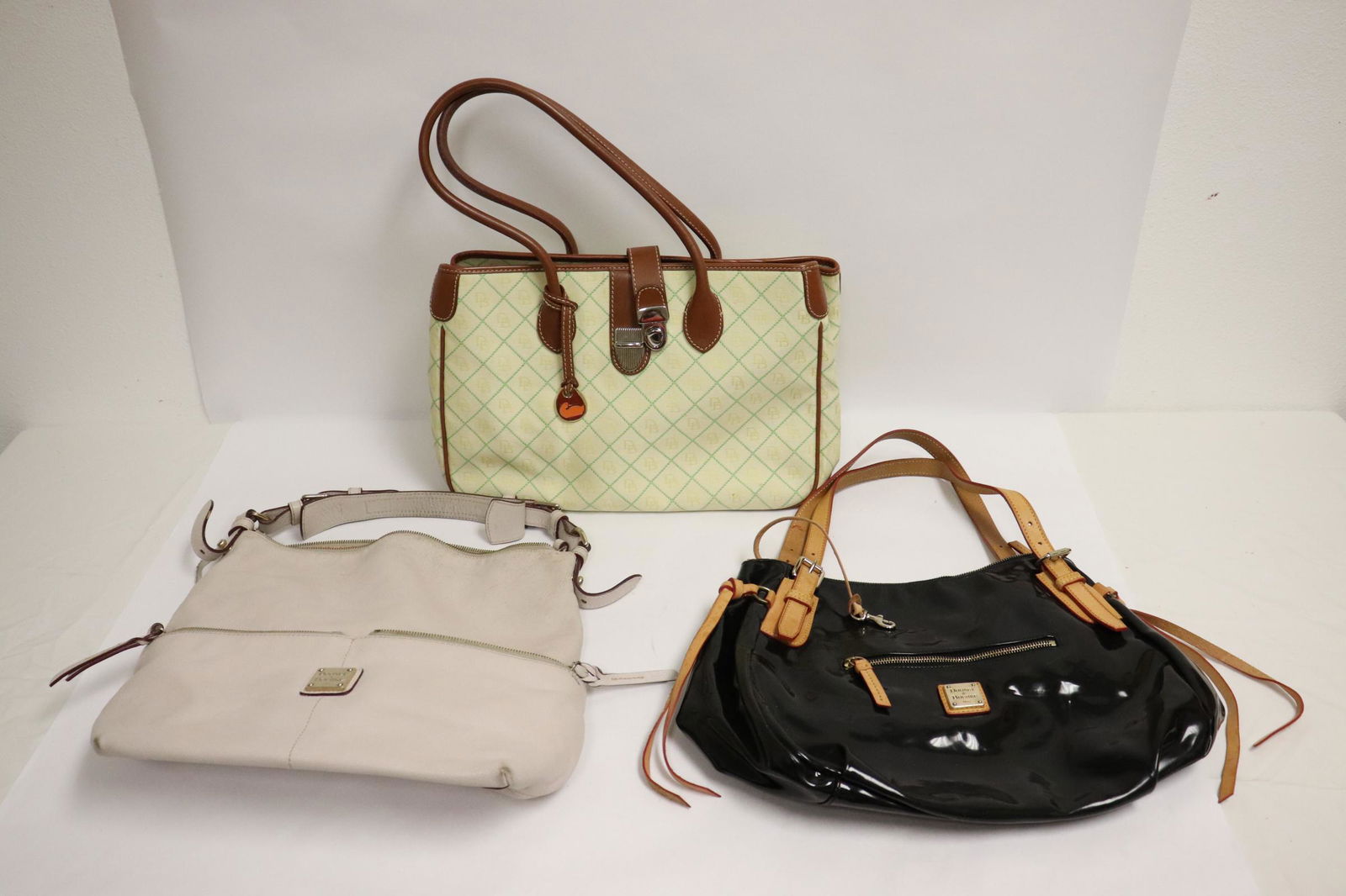 3 fine large Dooney and Bourke handbags: 3 fine large Dooney and Bourke handbags