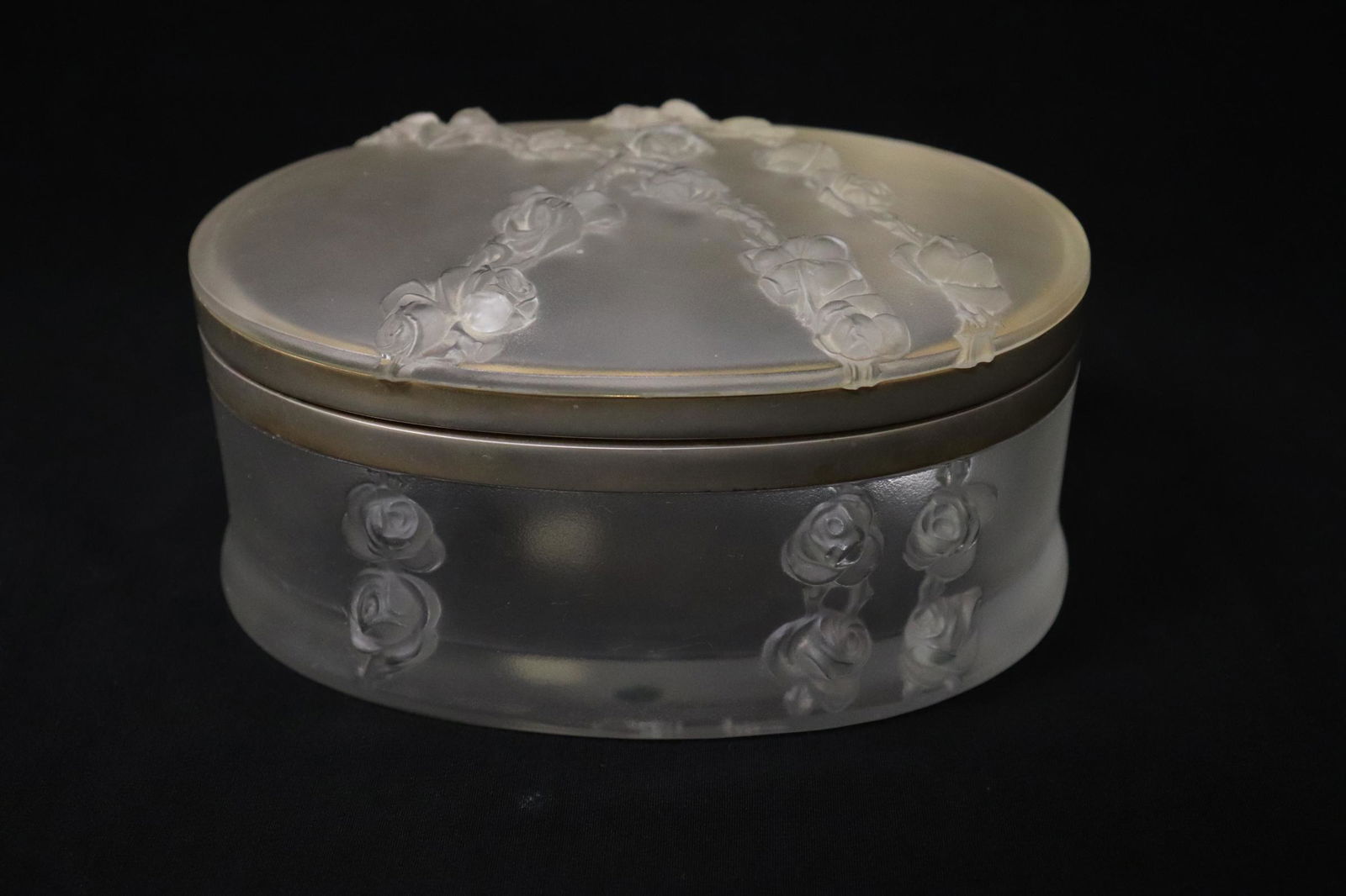 A rare vintage Lalique large crystal powder box (1 of 10)