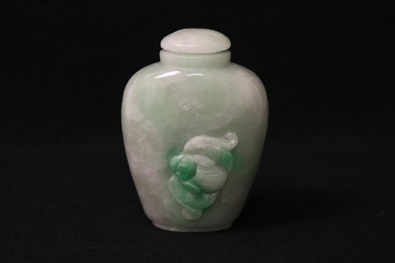 A fine Chinese jadeite carved snuff bottle (1 of 10)