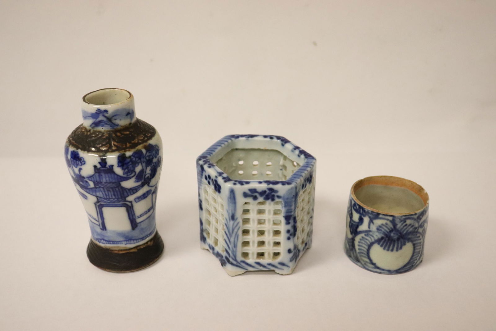 3 Chinese antique miniature b&w porcelains: 3 Chinese antique miniature blue and white porcelains, 1.63"Hx1.8"dia - 4"Hx2.1"dia
