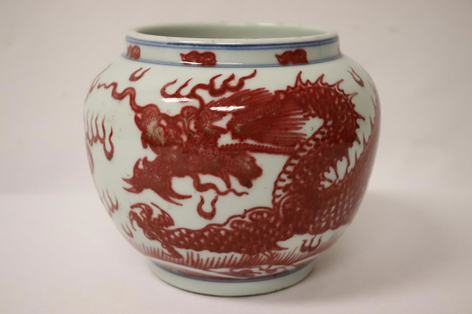 Chinese antique red and white jar: Chinese antique red and white jar decorated with dragon, 4.9"Hx5.7"dia