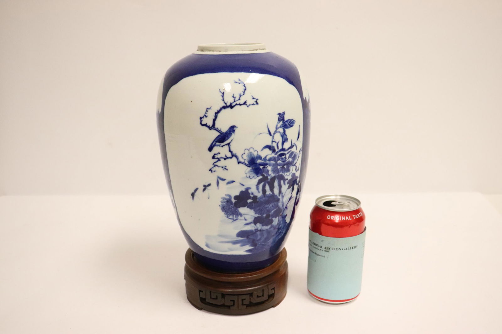 Chinese 18th/19th c. b&w porcelain jar with stand (1 of 11)