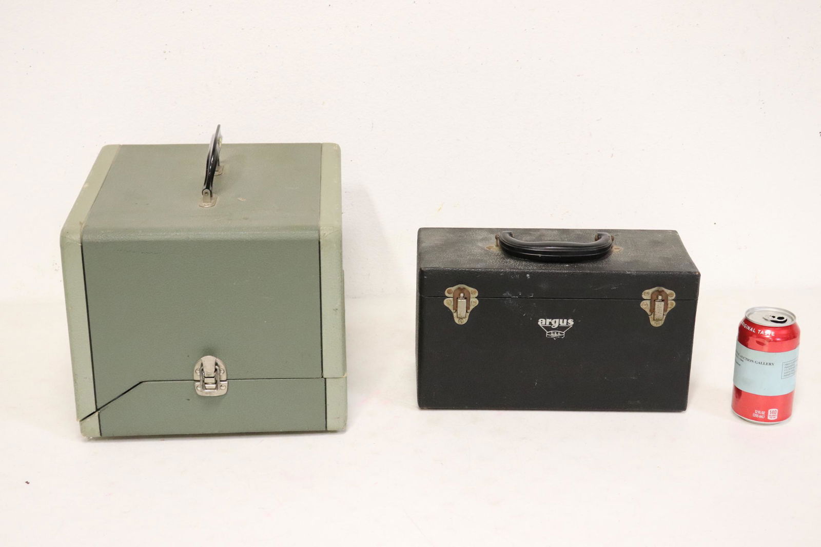 2 vintage Argus slide projectors: 2 vintage Argus slide projectors