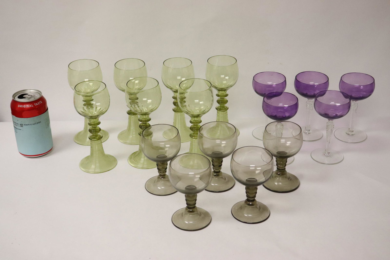 16 beautiful deco wine goblets: 16 beautiful deco wine goblets, 6"Hx2.85"dia(7), 5"Hx2.6"dia(5), 4.35"Hx2.7"dia(5)