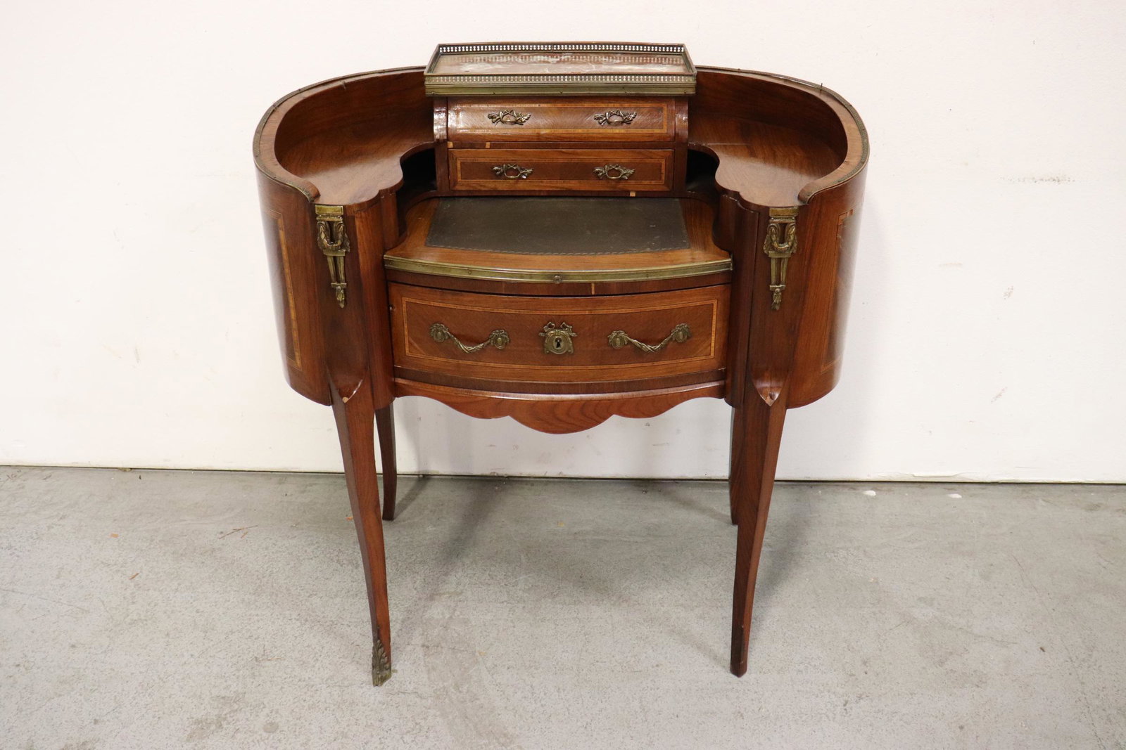 19th century French inlaid desk with bronze ormolu: 19th century French inlaid desk with bronze ormolu, 37.85"Hx36.2"x21.5"