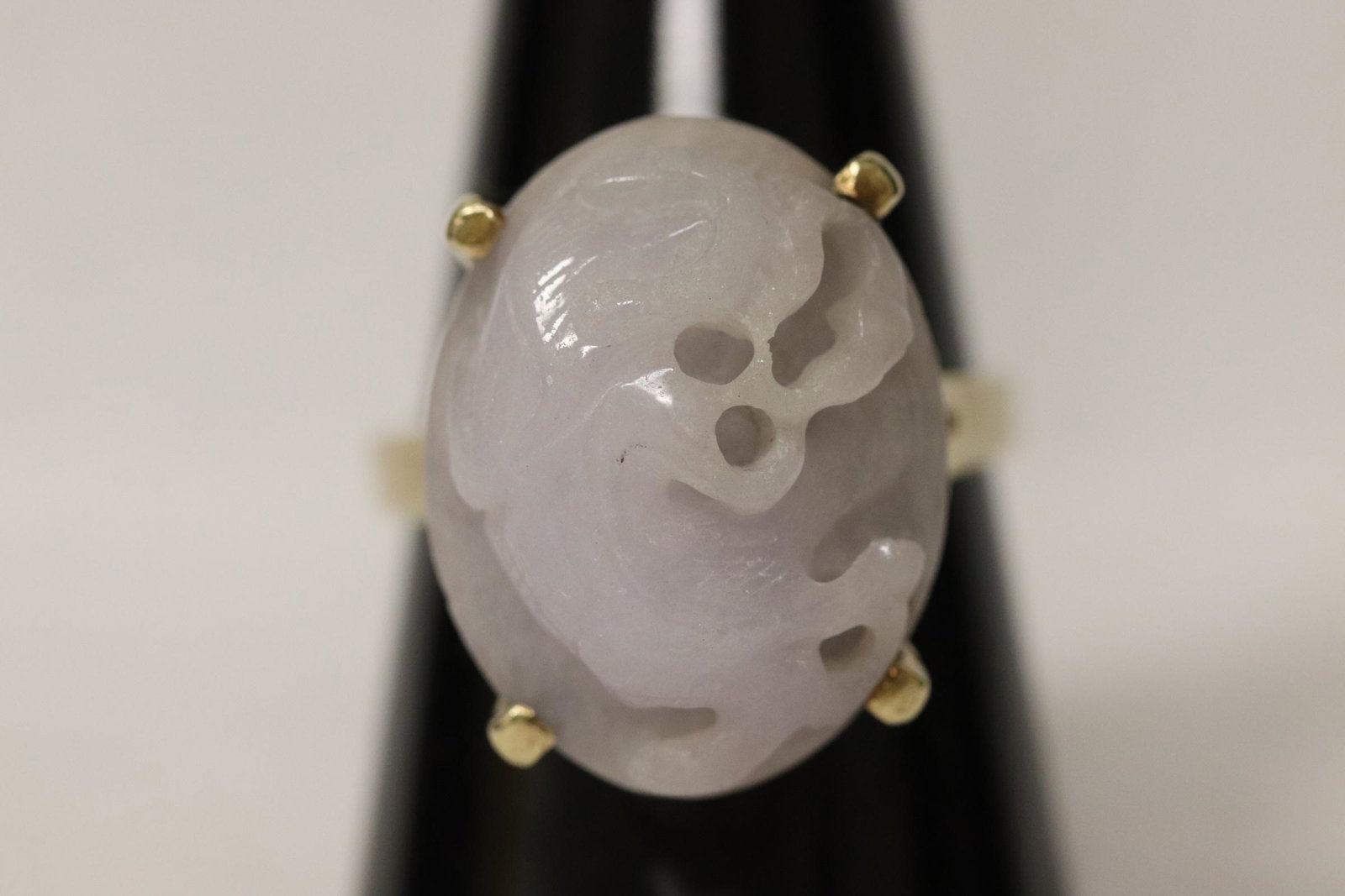 14K Y/G lavender jadeite ring: 14K Y/G ring, center a very nicely carved lavender jadeite to depict qilin motif, wt. 9.0gm, size 9