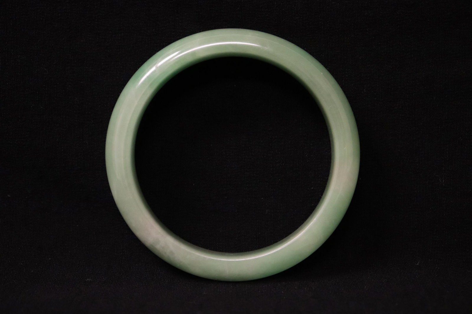 Chinese apple green jadeite bangle: Chinese apple green jadeite bangle, 0.5"x2.88"od(2.3"id)