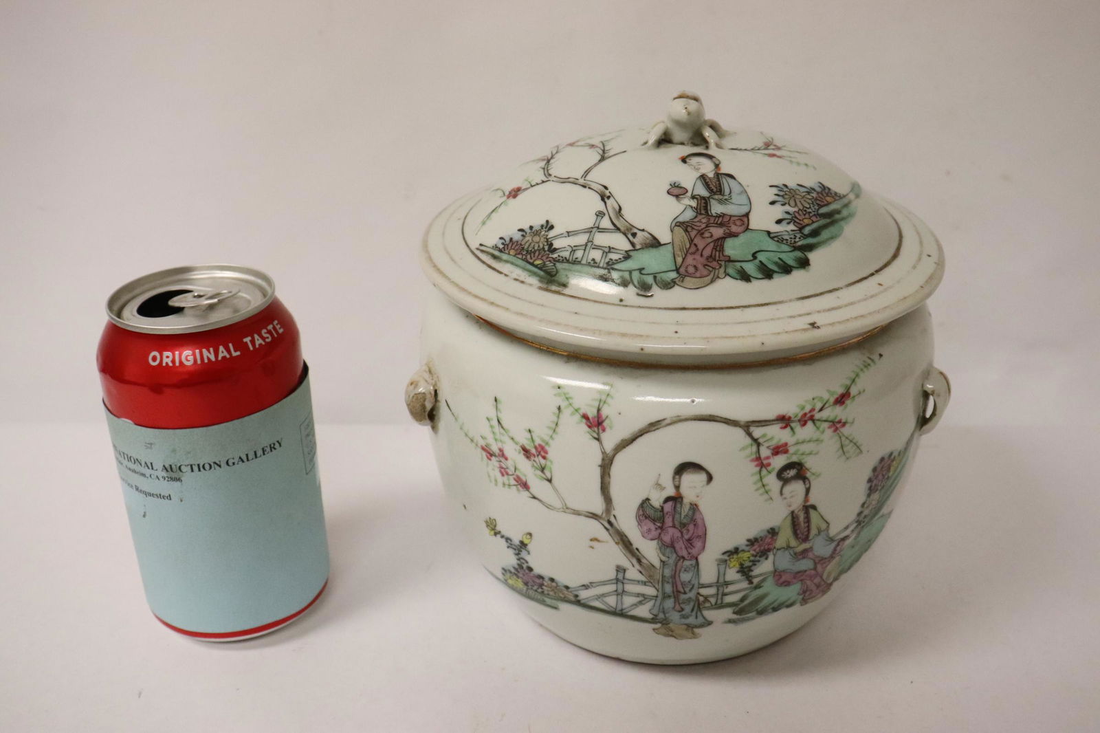 Chinese antique famille rose porcelain covered jar: Chinese antique famille rose porcelain covered jar, 7.35"Hx6.5"dia