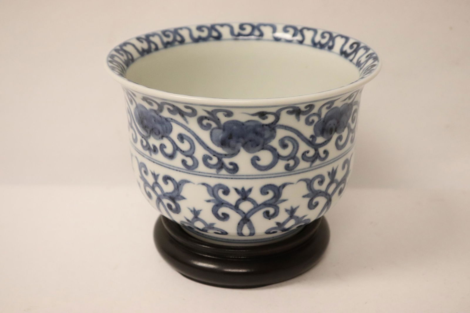 A fine Chinese blue and white planter (1 of 9)