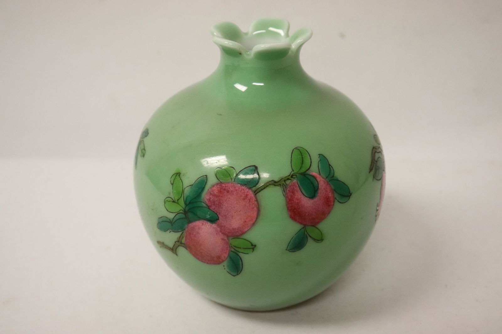 A green background wucai porcelain small jar (1 of 10)