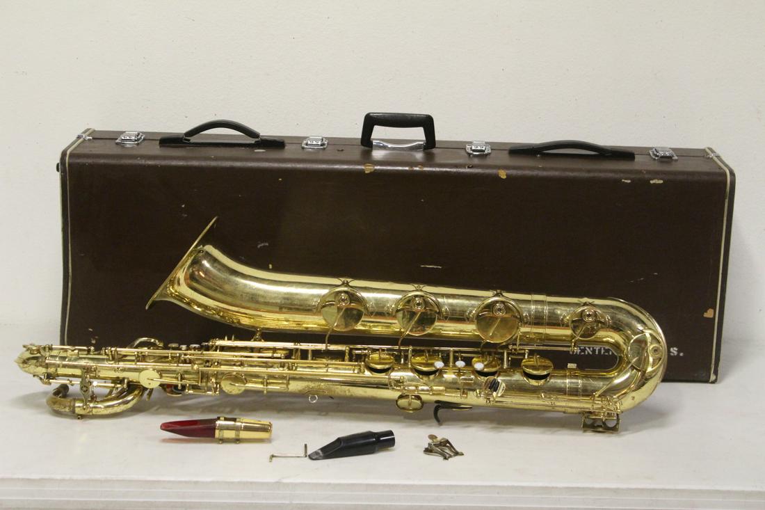 A Yamaha saxophone, minor dents (1 of 10)