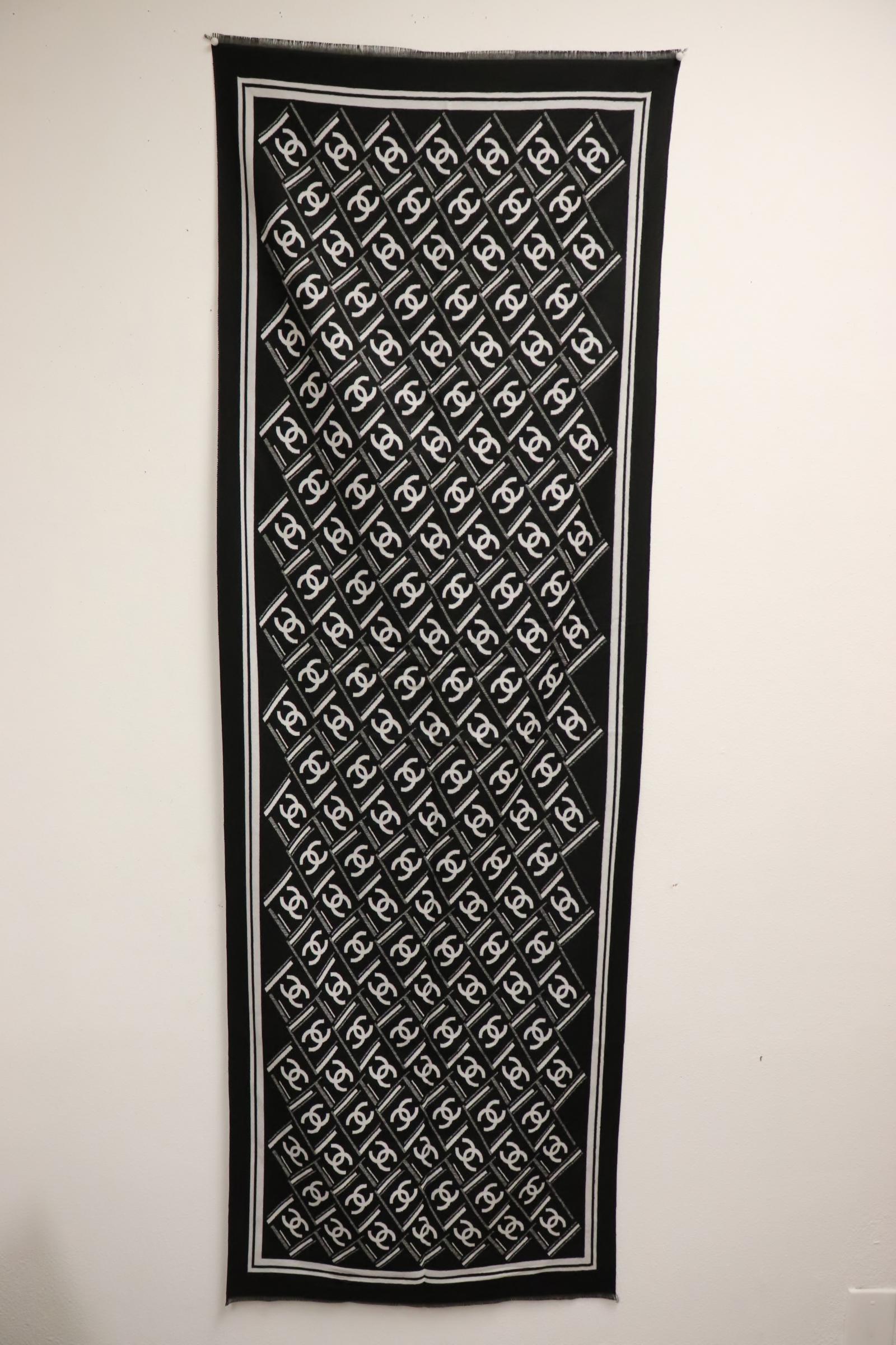 A fine Chanel scarf (1 of 10)