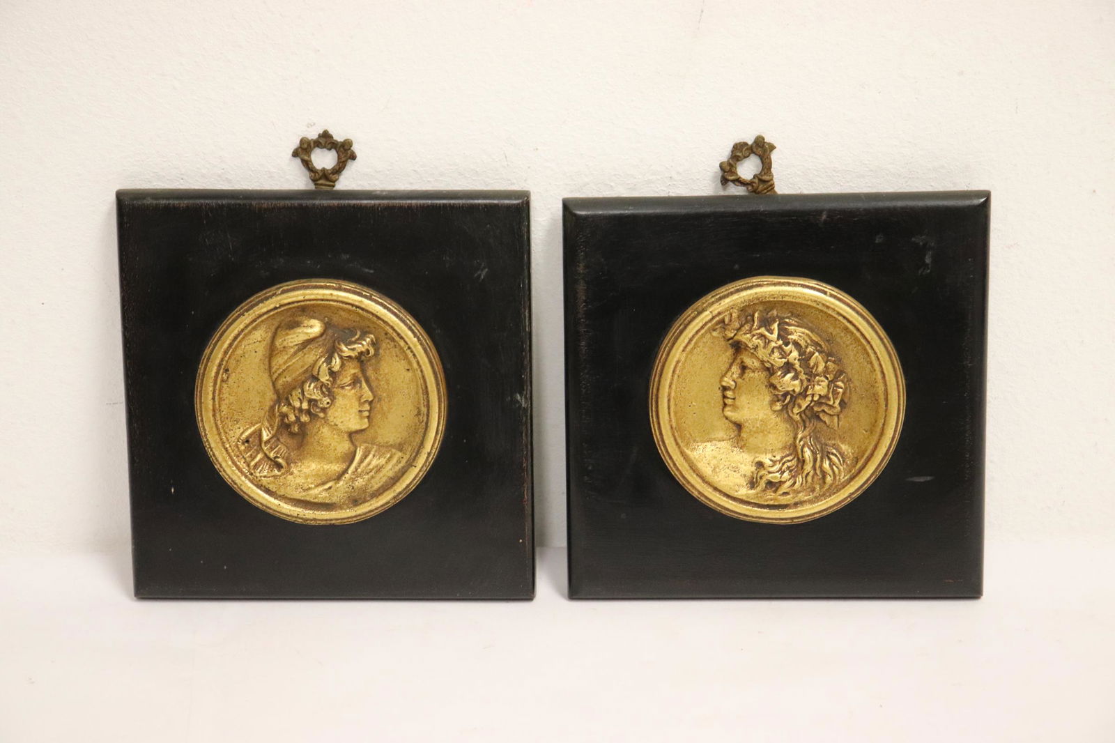 2 wall hangings with gilt bronze center plaque (1 of 9)