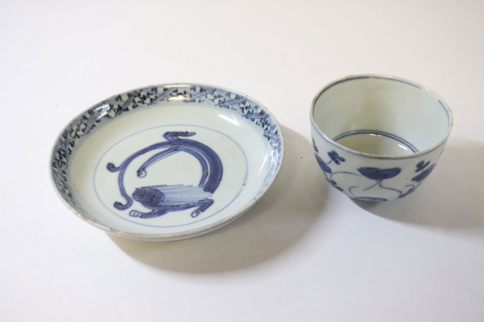 Chinese antique b&w tea cup with underplate: Chinese antique blue and white tea cup (1.75"Hx2.65"dia) with underplate (1"Hx4.75"dia), possible Ming