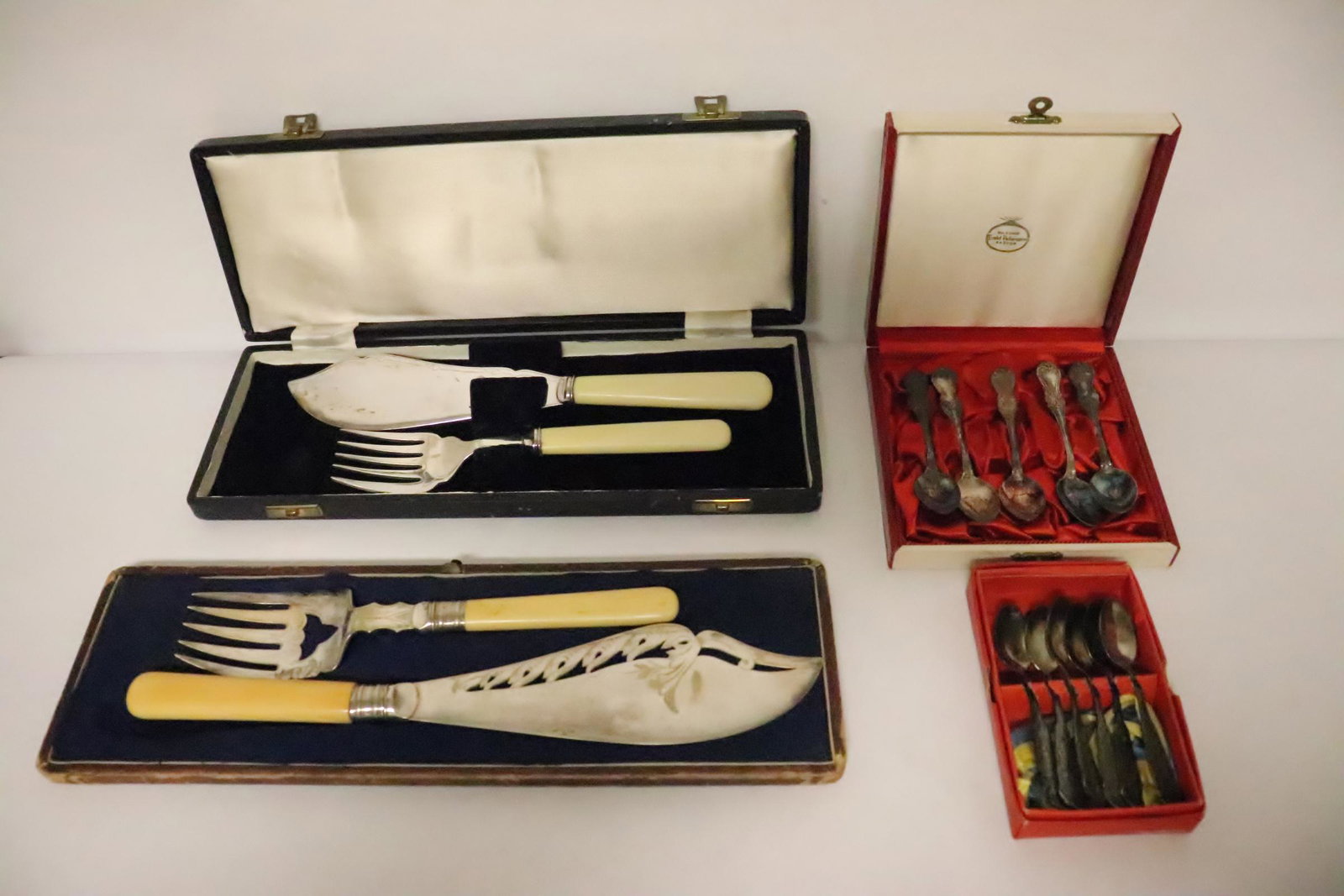 2 Victorian carving sets, and 10 s/p tea spoons in box: 2 Victorian carving sets, and 10 silverplate tea spoons (4.25"L(5), 3.95"L(5)) in box