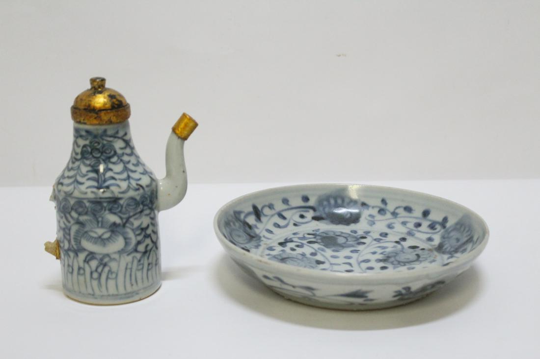 2 Chinese antique b&w porcelain pieces: 2 Chinese antique blue and white porcelain pieces; a teapot (damage, top replacement, 5.7"Hx4"x2.6") and a plate (edge chip, 1.65"Hx7.5"dia)