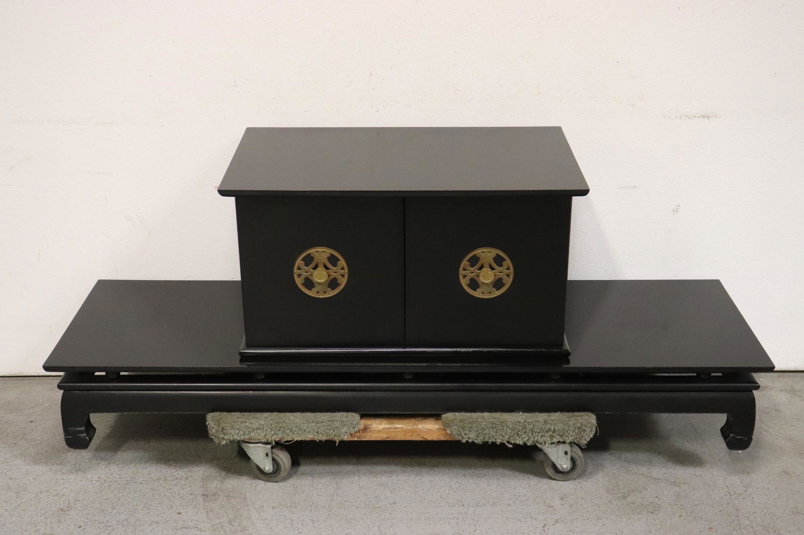 Chinese vintage long table with miniature chest (1 of 9)