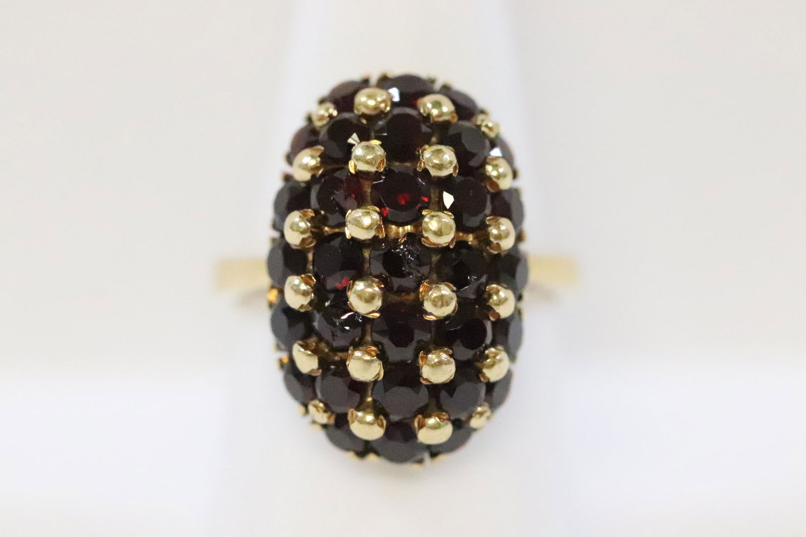 A beautiful 18K Y/G ring set with garnet (1 of 10)