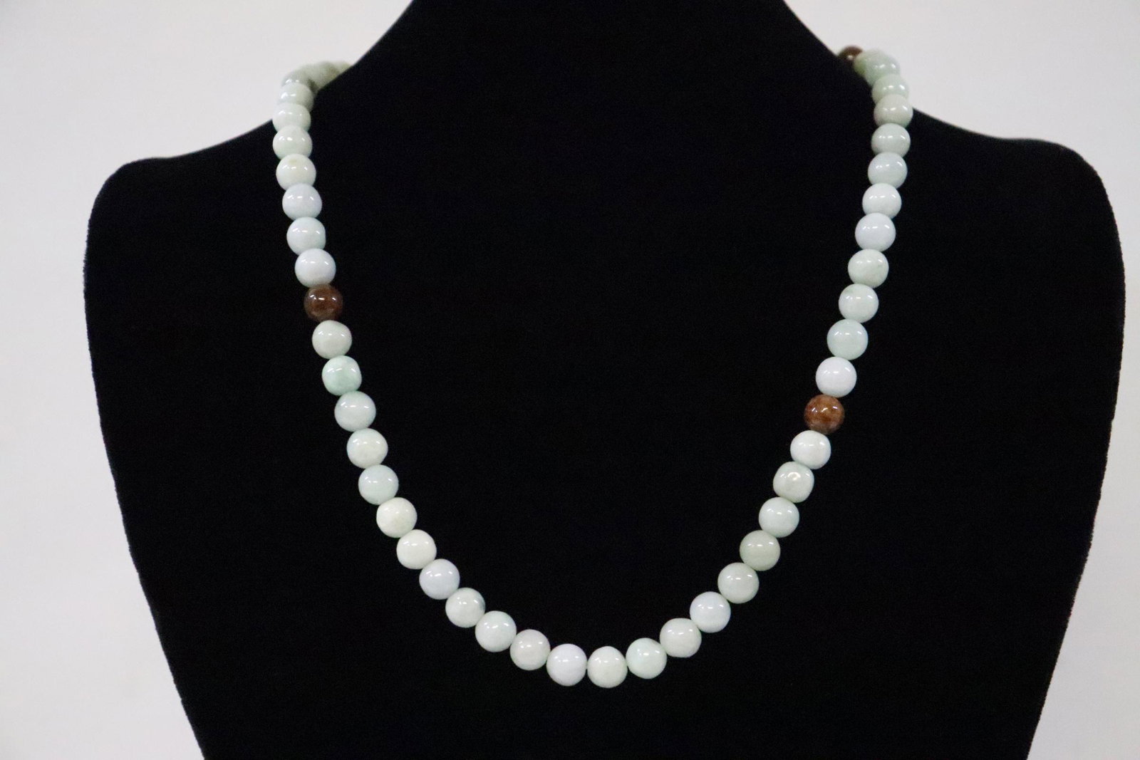 Jadeite bead necklace: Jadeite bead necklace, each bead measures approx. 8mm in diameter