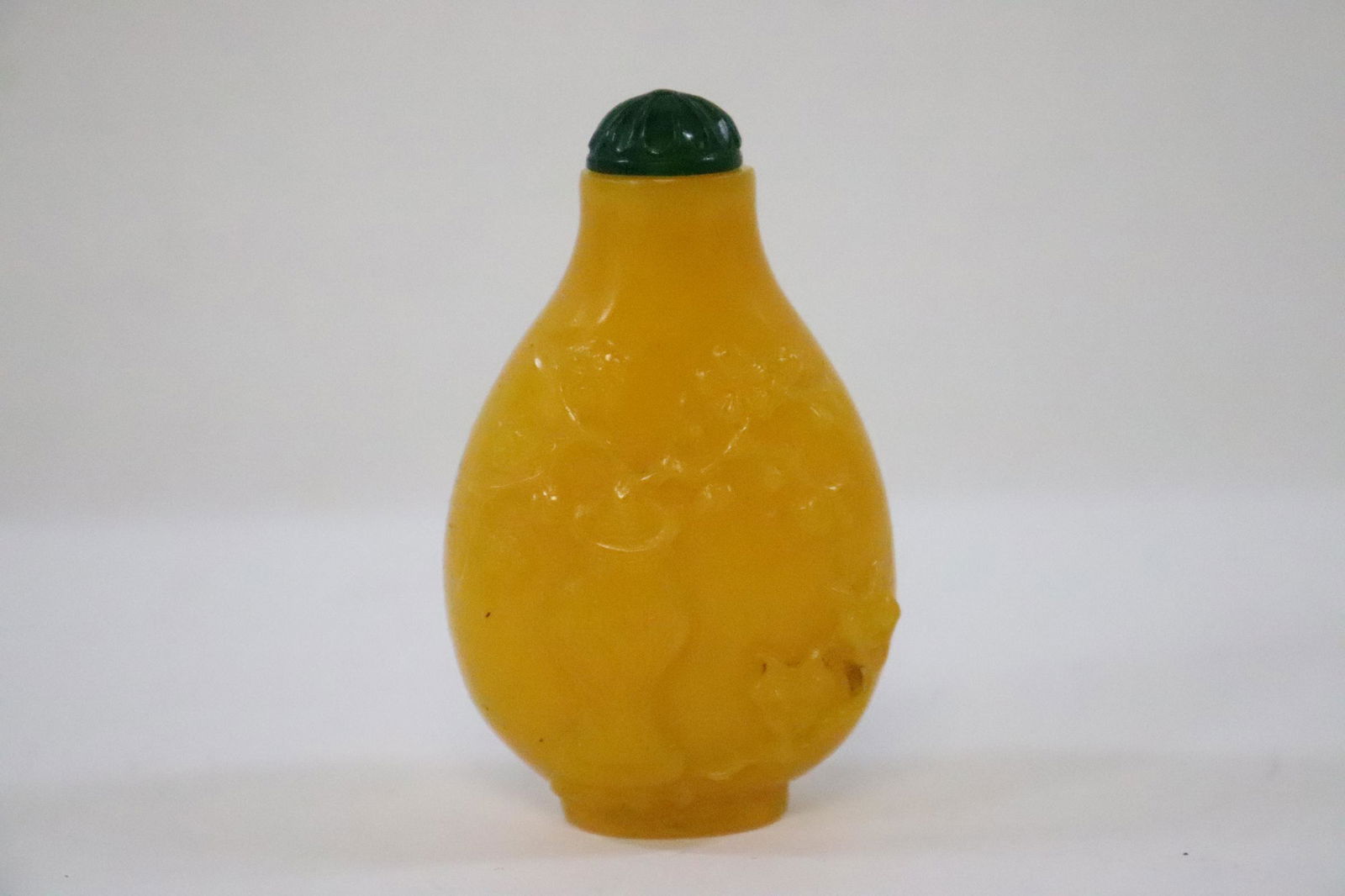 A fine Chinese yellow Peking glass snuff bottle (1 of 10)