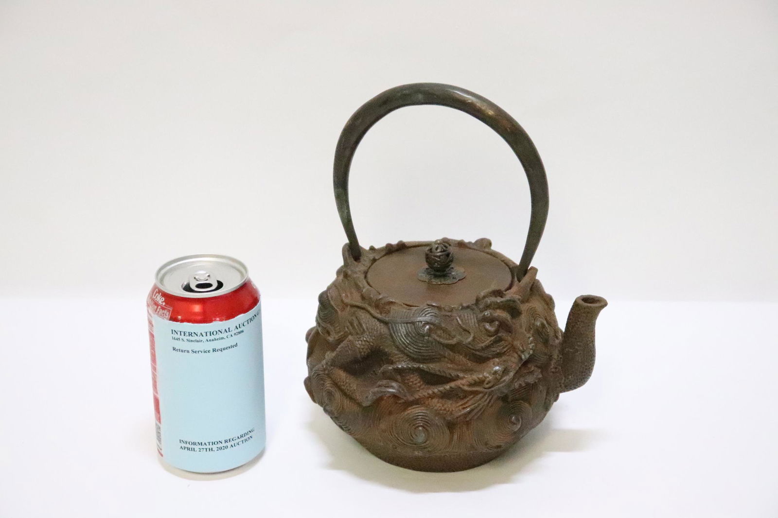 Chinese cast iron teapot: Chinese cast iron teapot, 9.1"Hx7.4"x6.25"