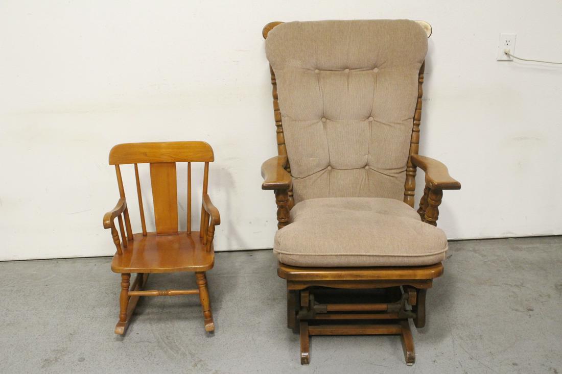 Children maple rocker & a maple platform rocker: Children maple rocker (24.35"Hx16.2"x21.75") and a maple platform rocker (40.75"Hx26.5"x34")