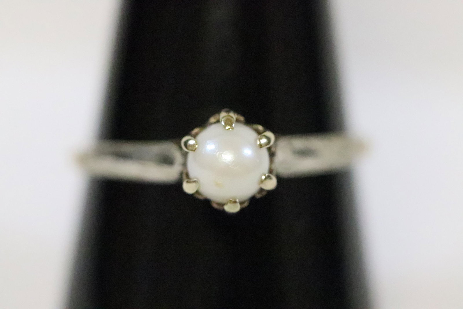 Victorian 10K Y/G cultured pearl ring: Victorian 10K Y/G cultured pearl ring, size 9