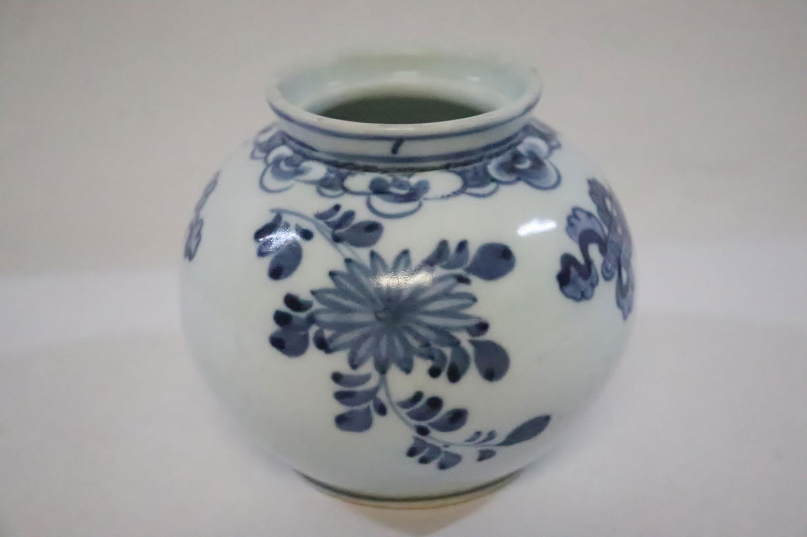 An important Korean antique b&w porcelain jar: An important Korean antique blue and white porcelain jar, 4.75"Hx5.3"dia