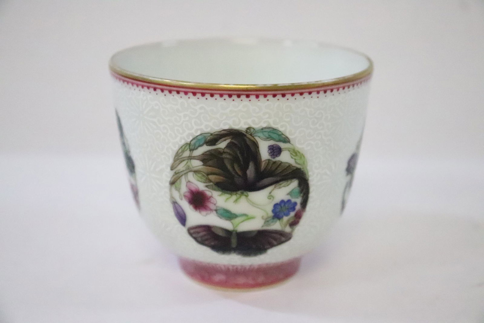 A beautiful famille rose porcelain tea cups: A beautiful famille rose porcelain tea cups, 2.9"Hx3.35"dia