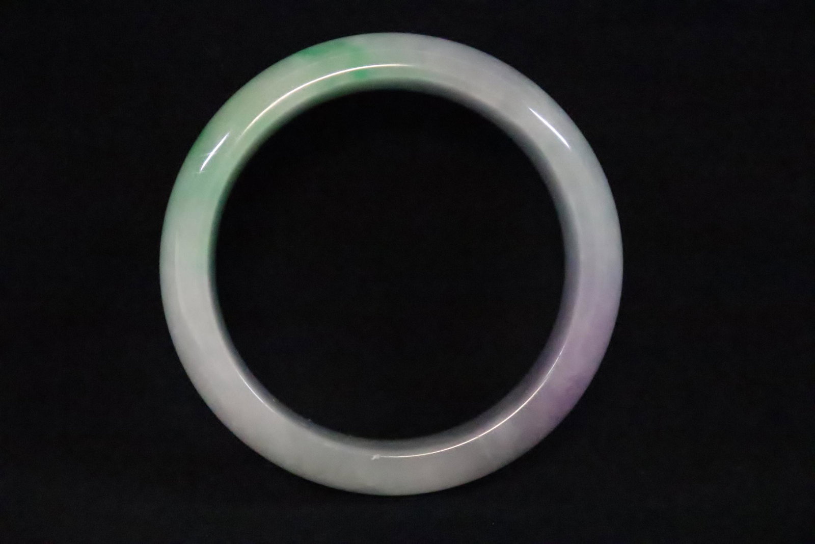 Jadeite like bangle: Jadeite like bangle (hairline), 0.68"x2.95"od(2.35"id)