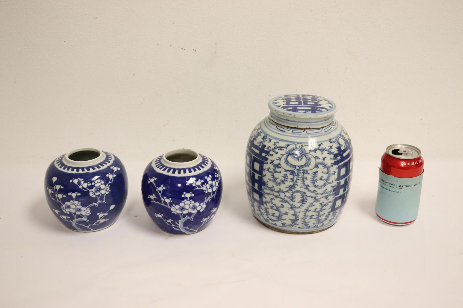 2 Chinese antique b&w jars, and a covered jar: 2 Chinese antique blue and white jars (4.85"Hx5"dia each), and a Chinese antique blue and white covered jar (7.9"Hx6.5"dia)