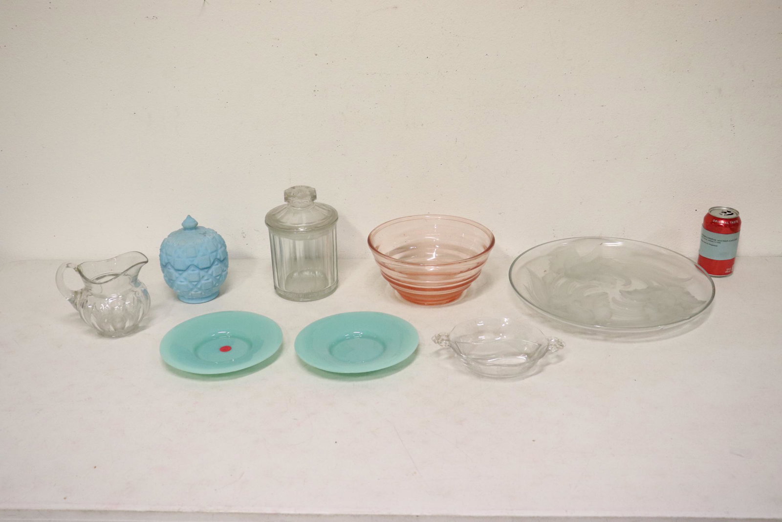 Lot of depression glasses and art glasses: Lot of depression glasses and art glasses