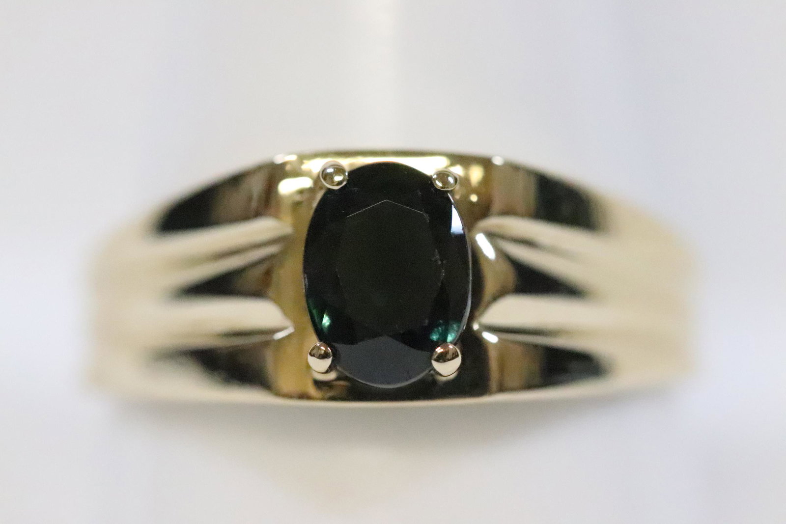 10K Y/G ring with a blue green color stone: A fine 10K Y/G ring, center a blue green color stone, size 12
