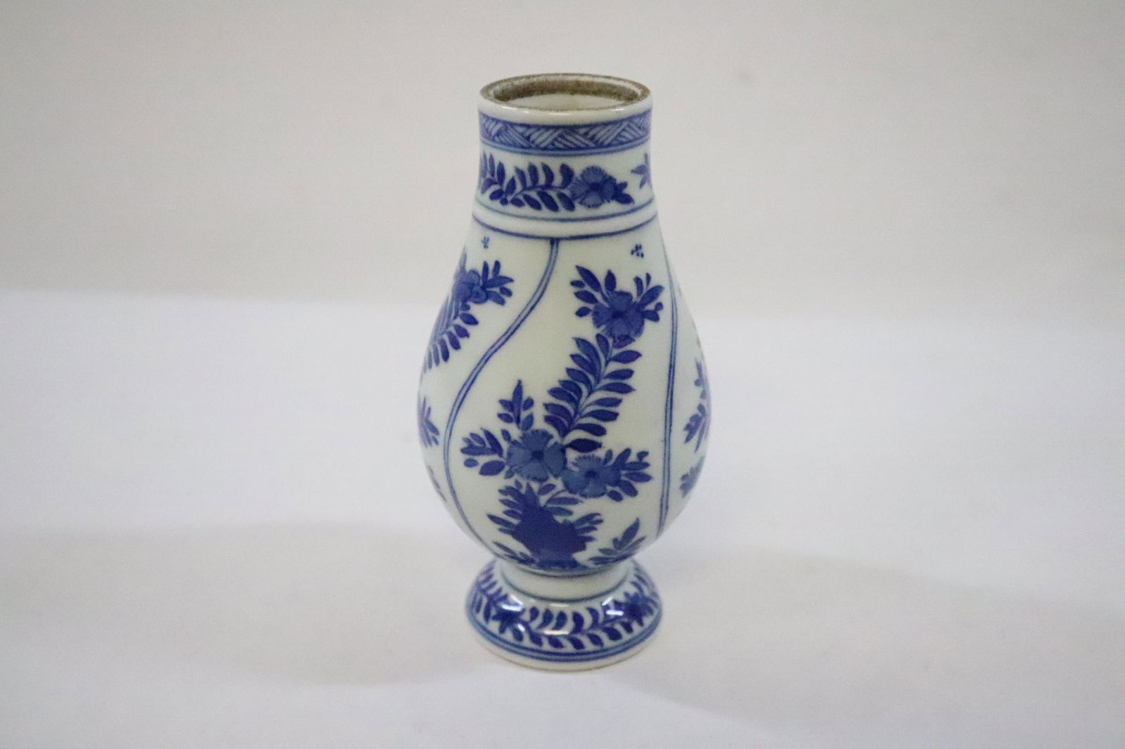 Chinese antique b&w small porcelain vase: A very fine Chinese antique blue and white small porcelain vase, possible Kangxi period, 4.7"Hx2.4"dia