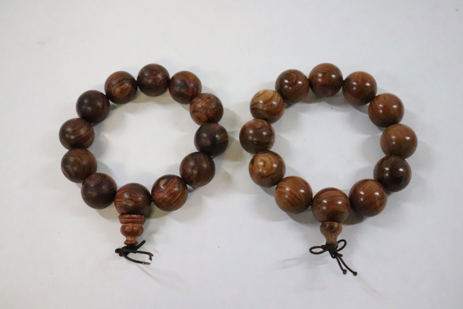 2 Chinese possible huanghuali bead bracelets (1 of 10)