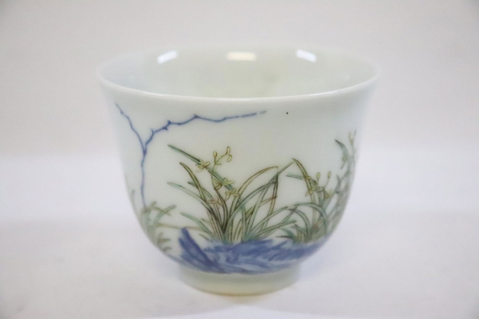Fine Chinese famille rose porcelain tea cup: Fine Chinese famille rose porcelain tea cup, 2.35"Hx3"dia