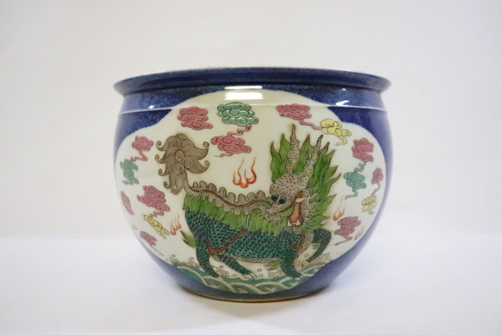 Fine Chinese wucai porcelain planter (1 of 10)