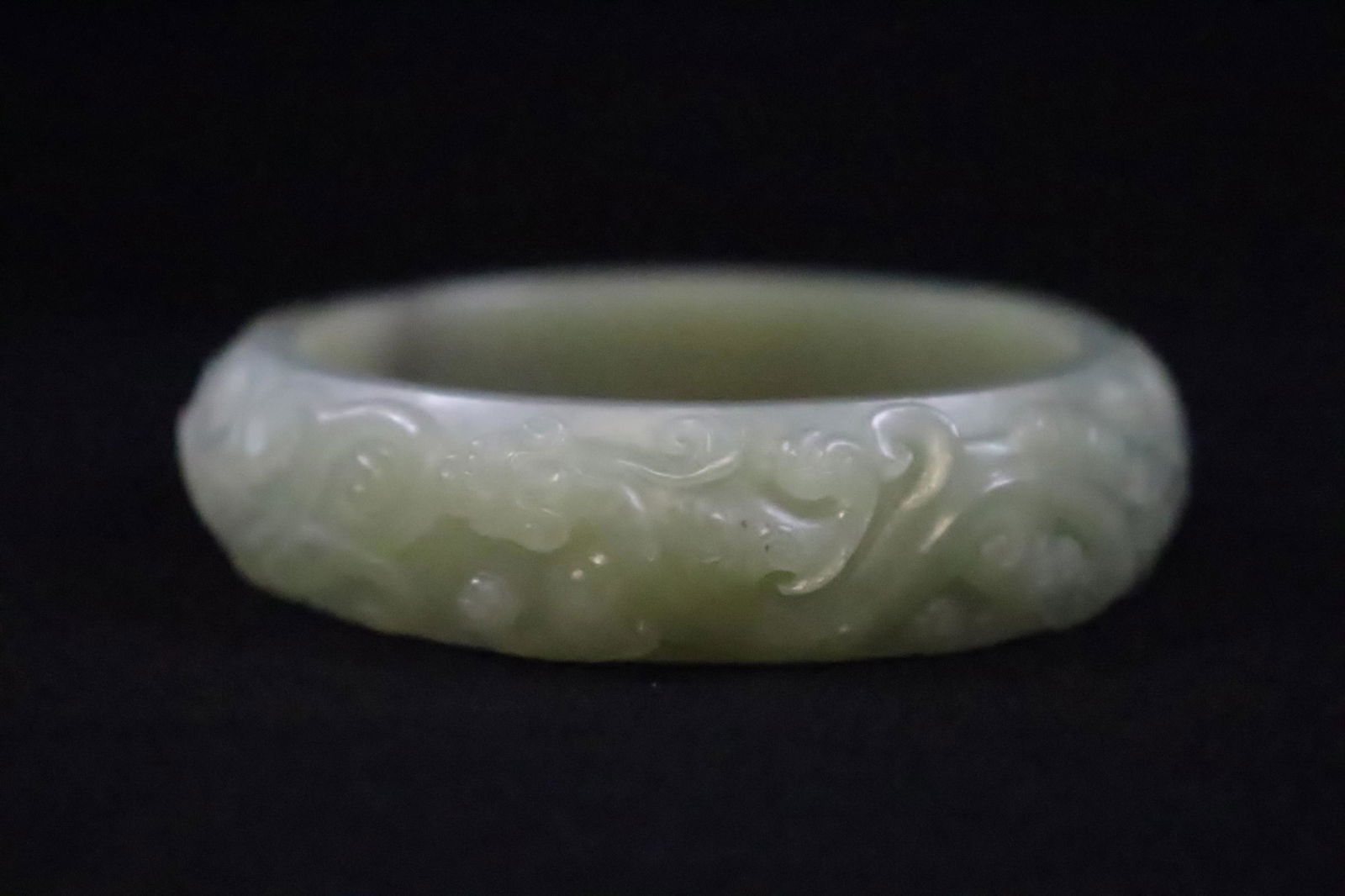 A fine Chinese jade bangle (1 of 9)