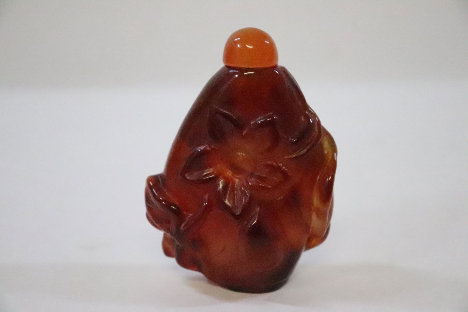 A very nice Chinese agate carved snuff bottle (1 of 9)