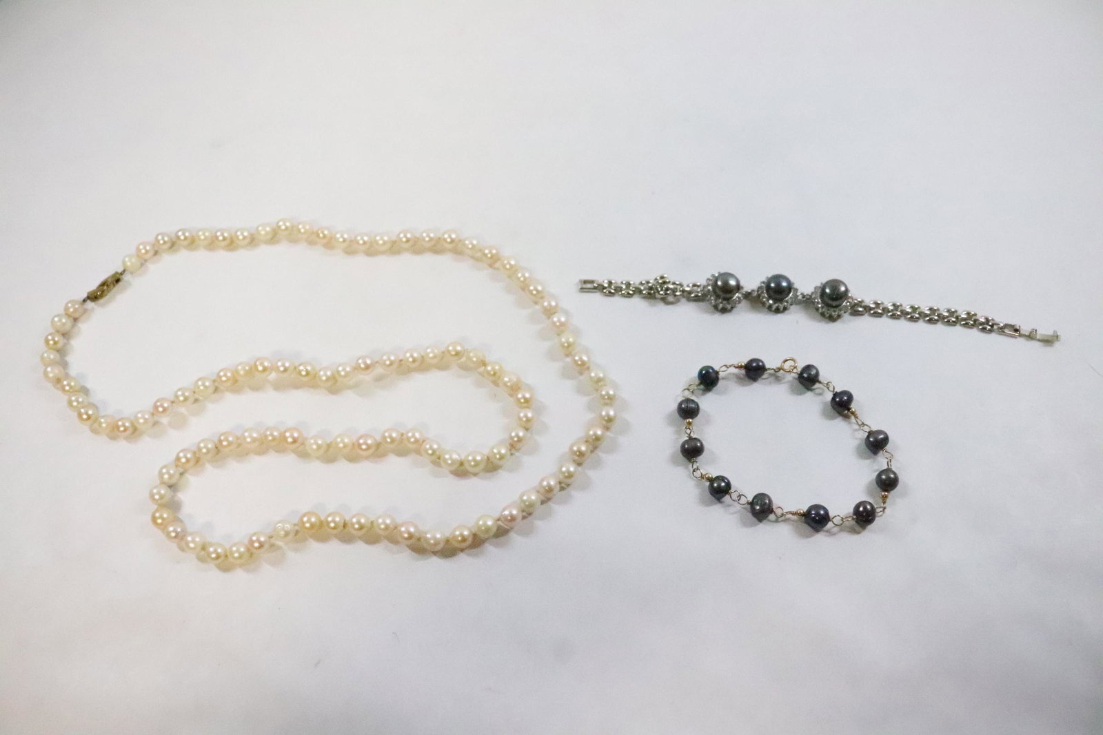 a cultured pearl necklace & 2 bracelets w/ black pearls (1 of 11)