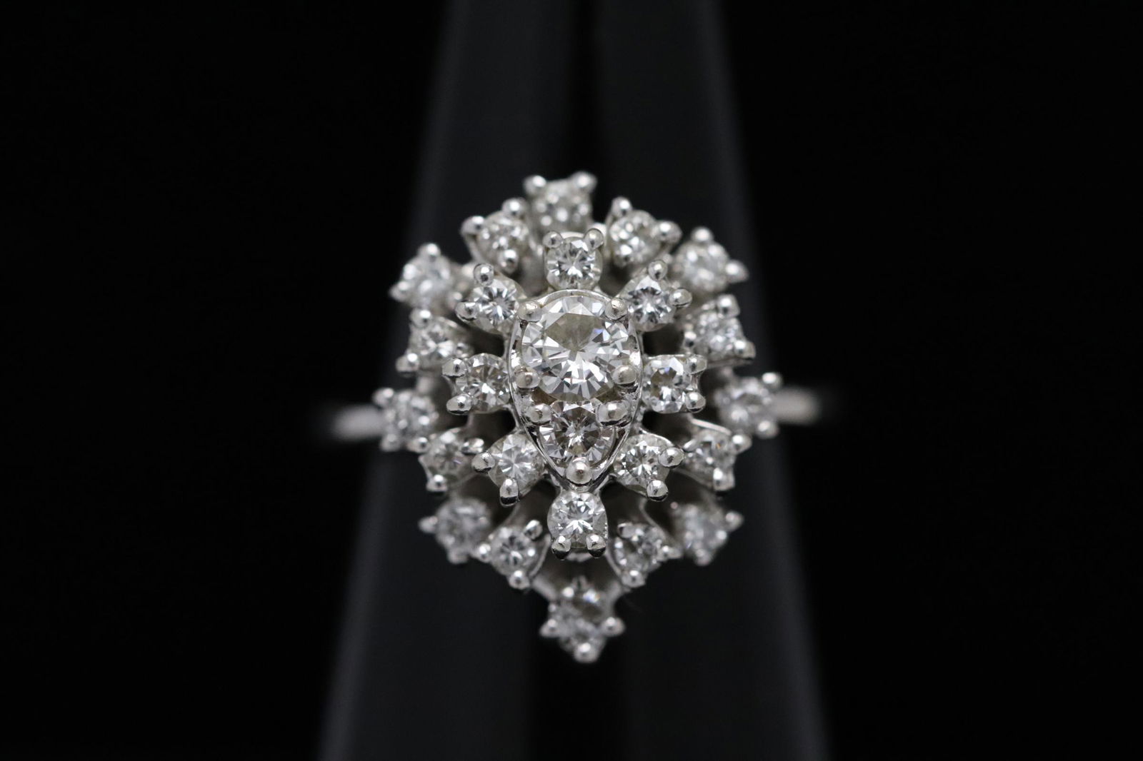 A beautiful 14K W/G diamond ring (1 of 11)