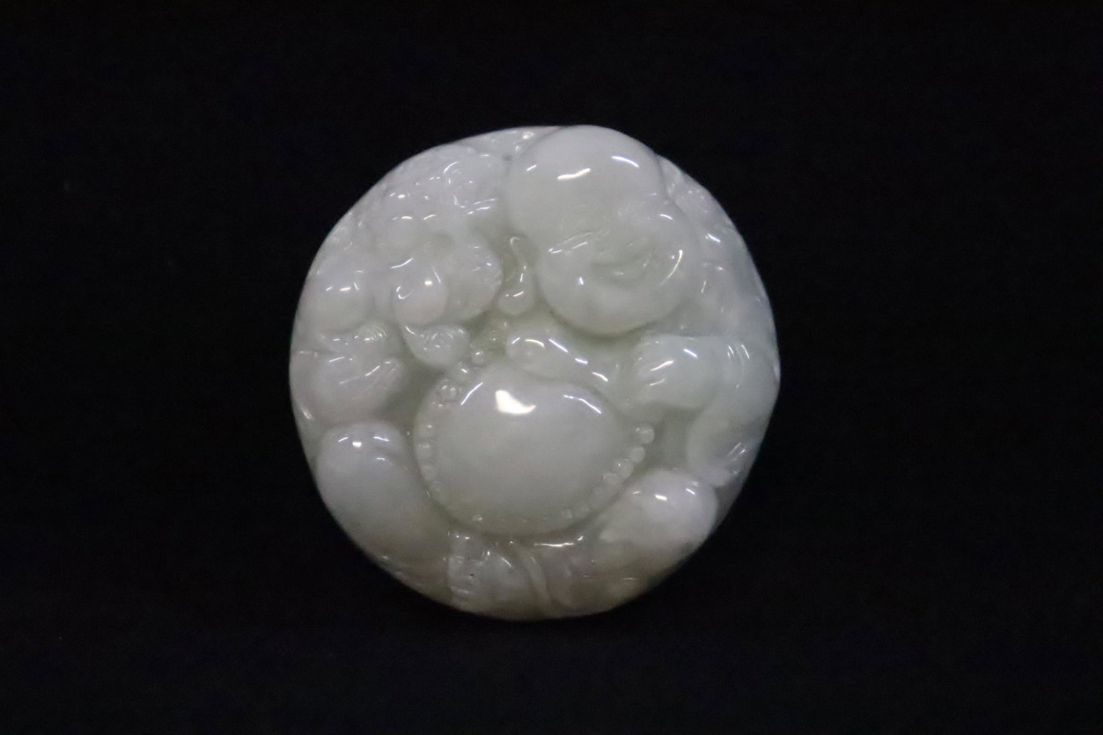 Fine jadeite carved ornament (1 of 10)