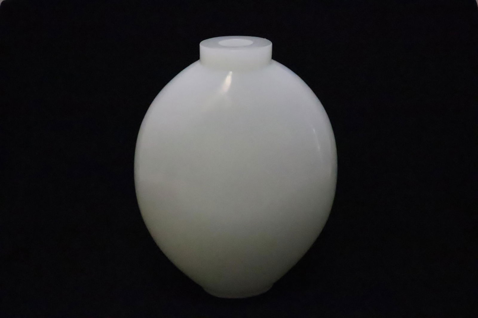 Chinese art Peking glass vase by Robert Kuo: A beautiful Chinese art Peking glass vase by Robert Kuo, 14.1"Hx10"x5.3"